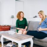 Schwangere in Gespräch mit Hebamme
