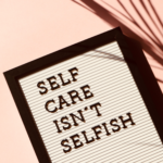 Poster mit Schriftzug: self care isn't selfish