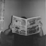 Person liest in Zeitung