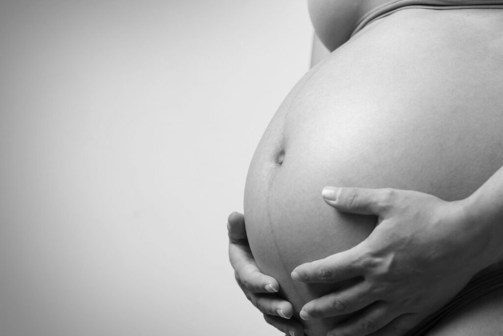 Schwangere hält Bauch