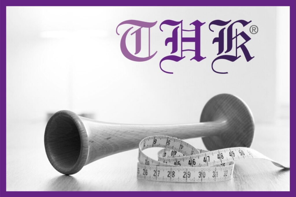 THK® Logo mit Hörrohr und Maßband in lila Rahmen